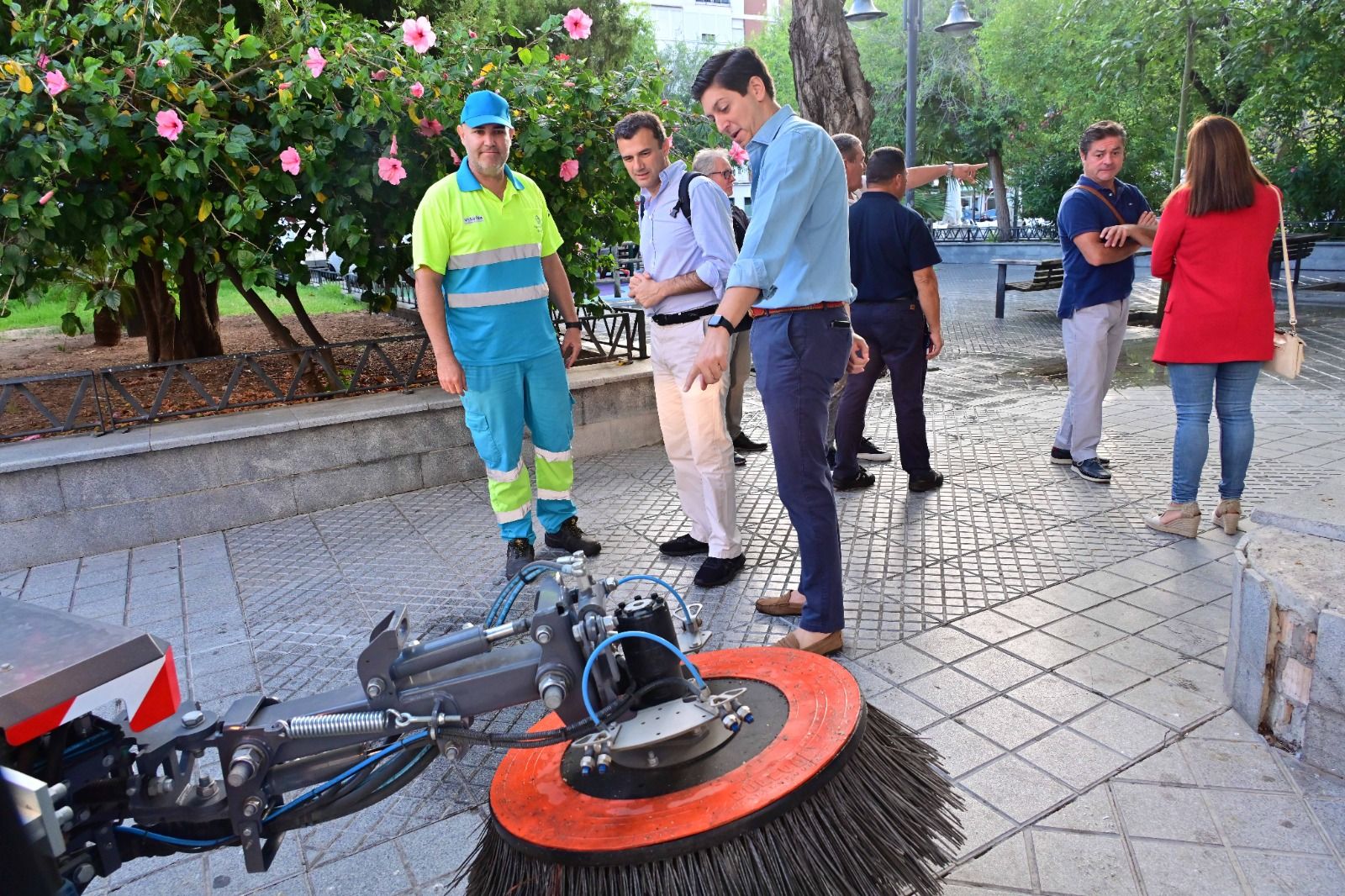 Bruno García durante una de las visitas a los servicios de limpieza.
