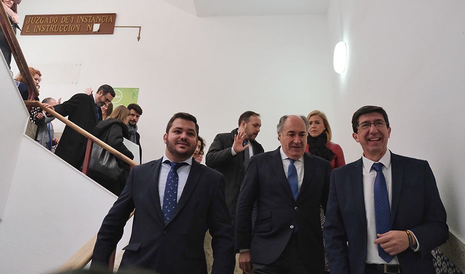 El vicepresidente de la Junta, Juan Marín, con el alcalde de Algeciras, José Ignacio Landaluce, y autoridades de la zona del Campo de Gibraltar.