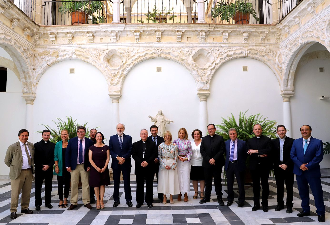 La alcaldesa y el obispo junto al gobierno municipal junto a la curia diocesana en el patio central de Bertemati.