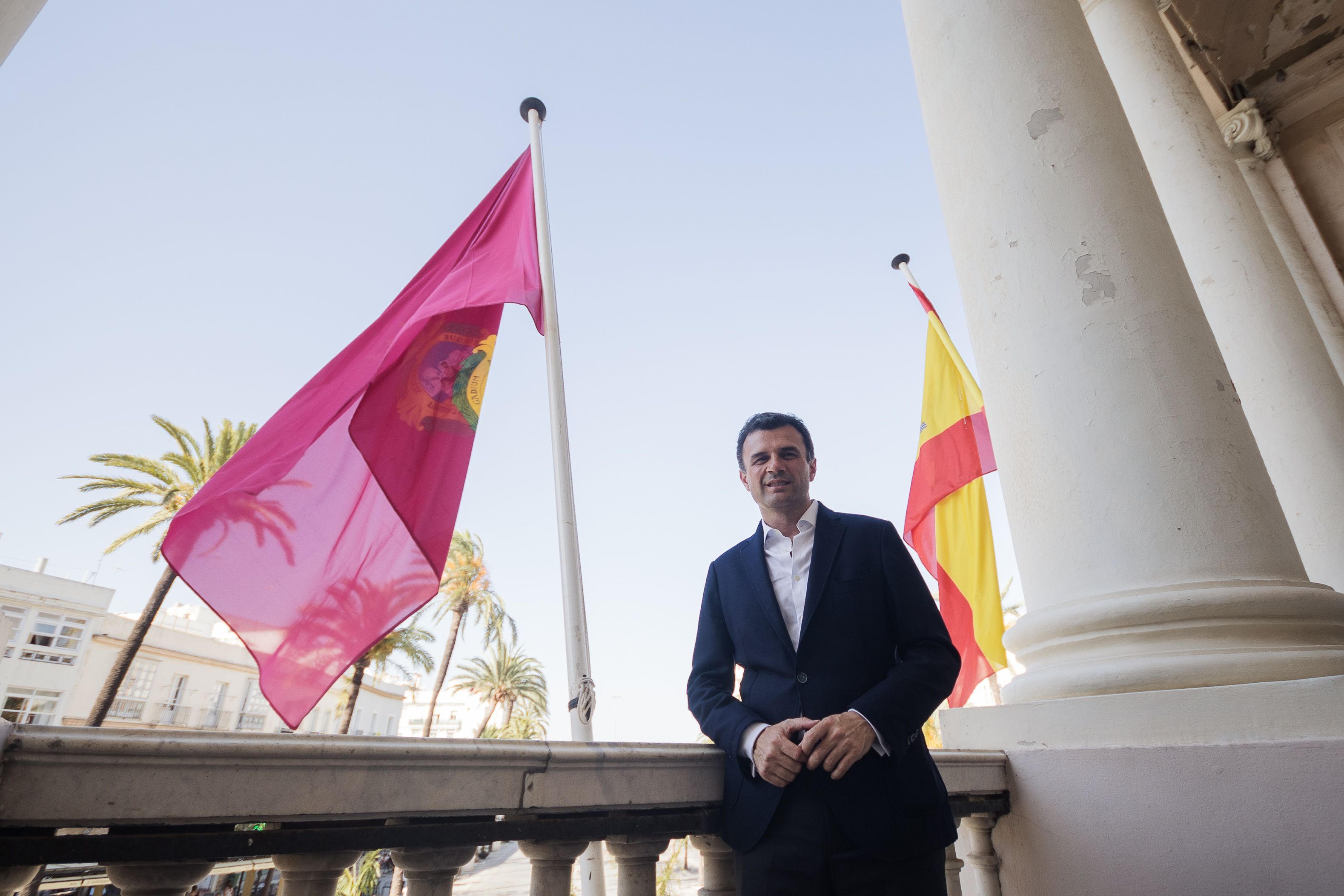 El pendón morado de la ciudad de Cádiz, en el balcón del Ayuntamiento.MANU GARCÍA