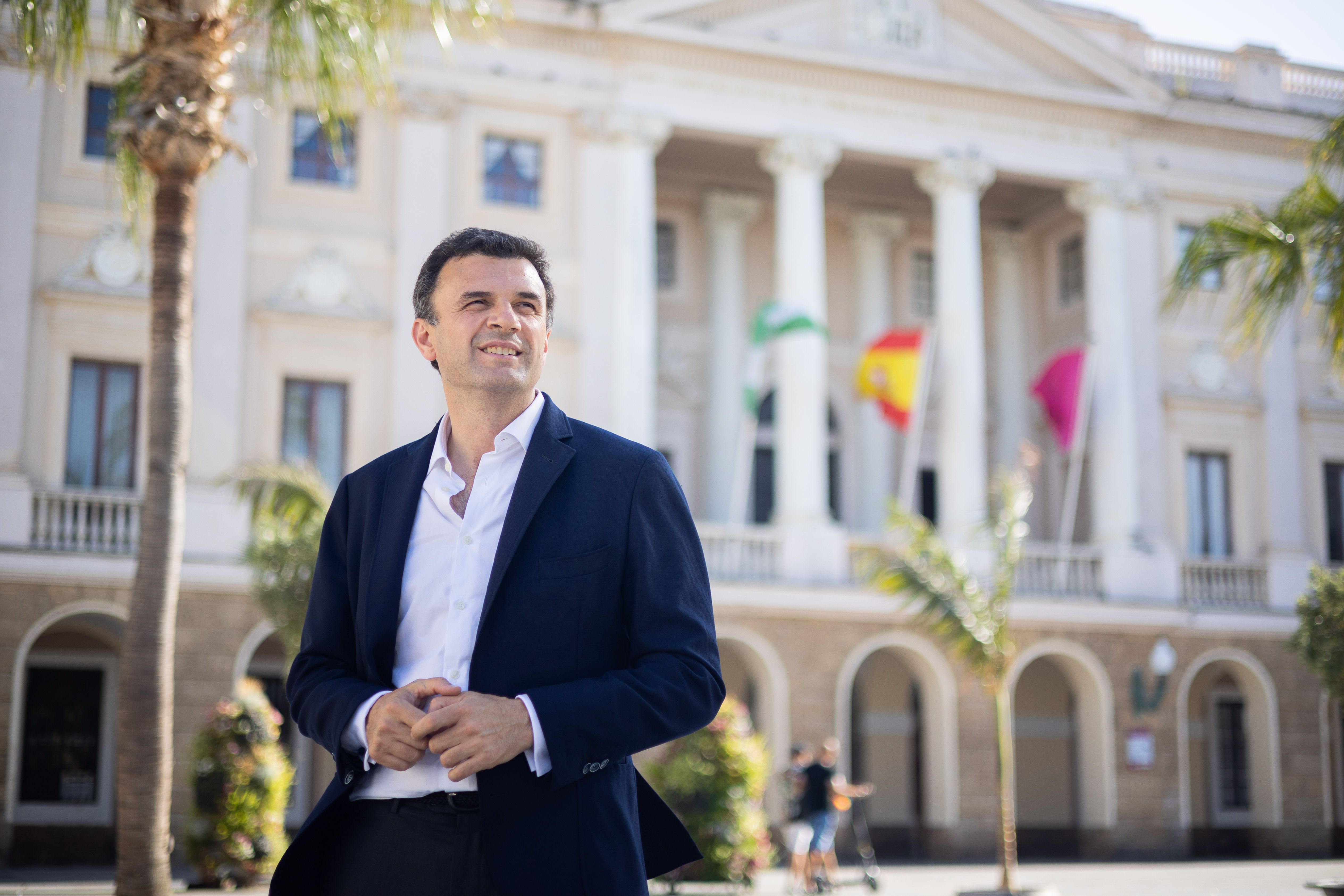 Bruno García, alcalde de Cádiz, frente al Ayuntamiento de la ciudad.