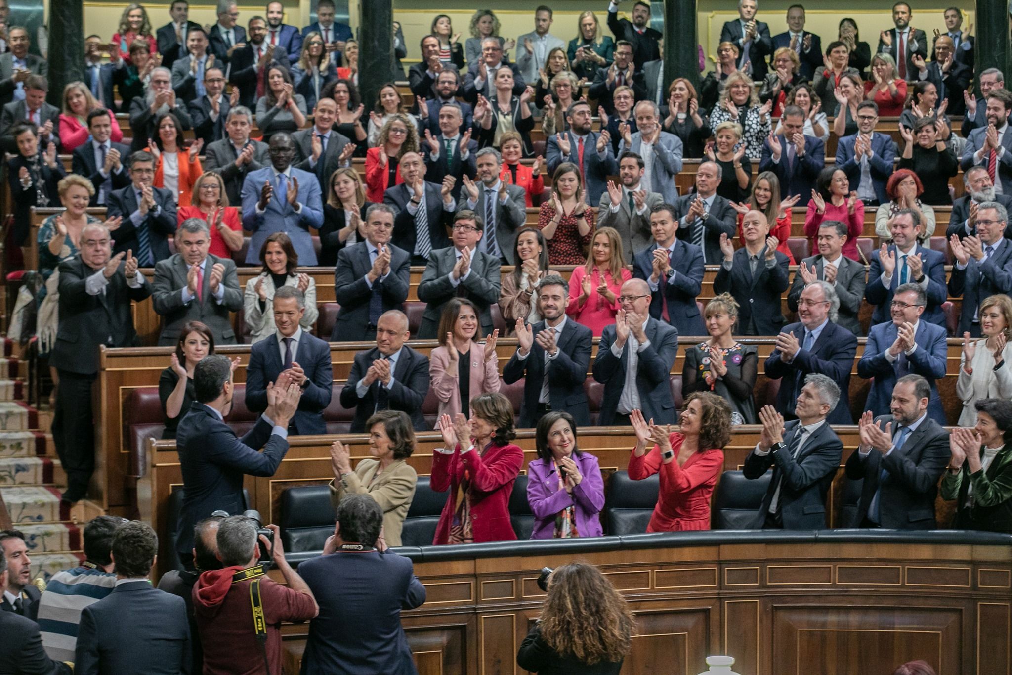 Los diputados del PSOE, aplaudiendo a Pedro Sánchez durante la sesión de investidura.