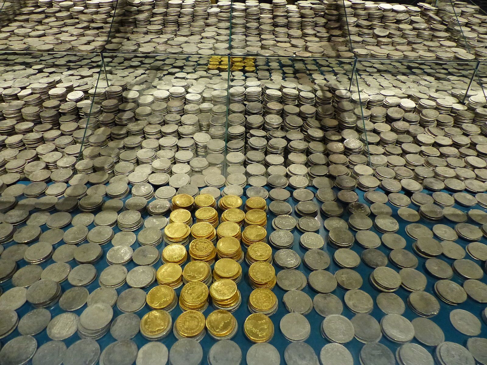 Monedas encontradas en los restos de Nuestra Señora de las Mercedes. FOTO: BENJAMÍN NÚÑEZ 