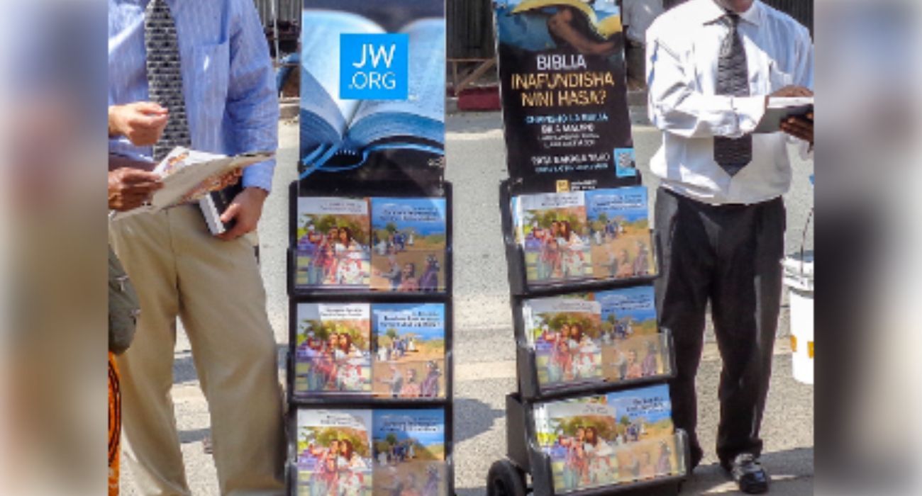 Dos exhibidores portátiles con información sobre los Testigos de Jehová.