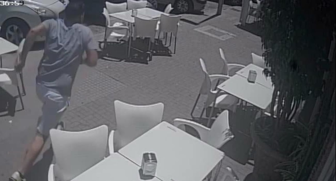 Momento en el que el cliente sale corriendo del bar para no pagar la cuenta.