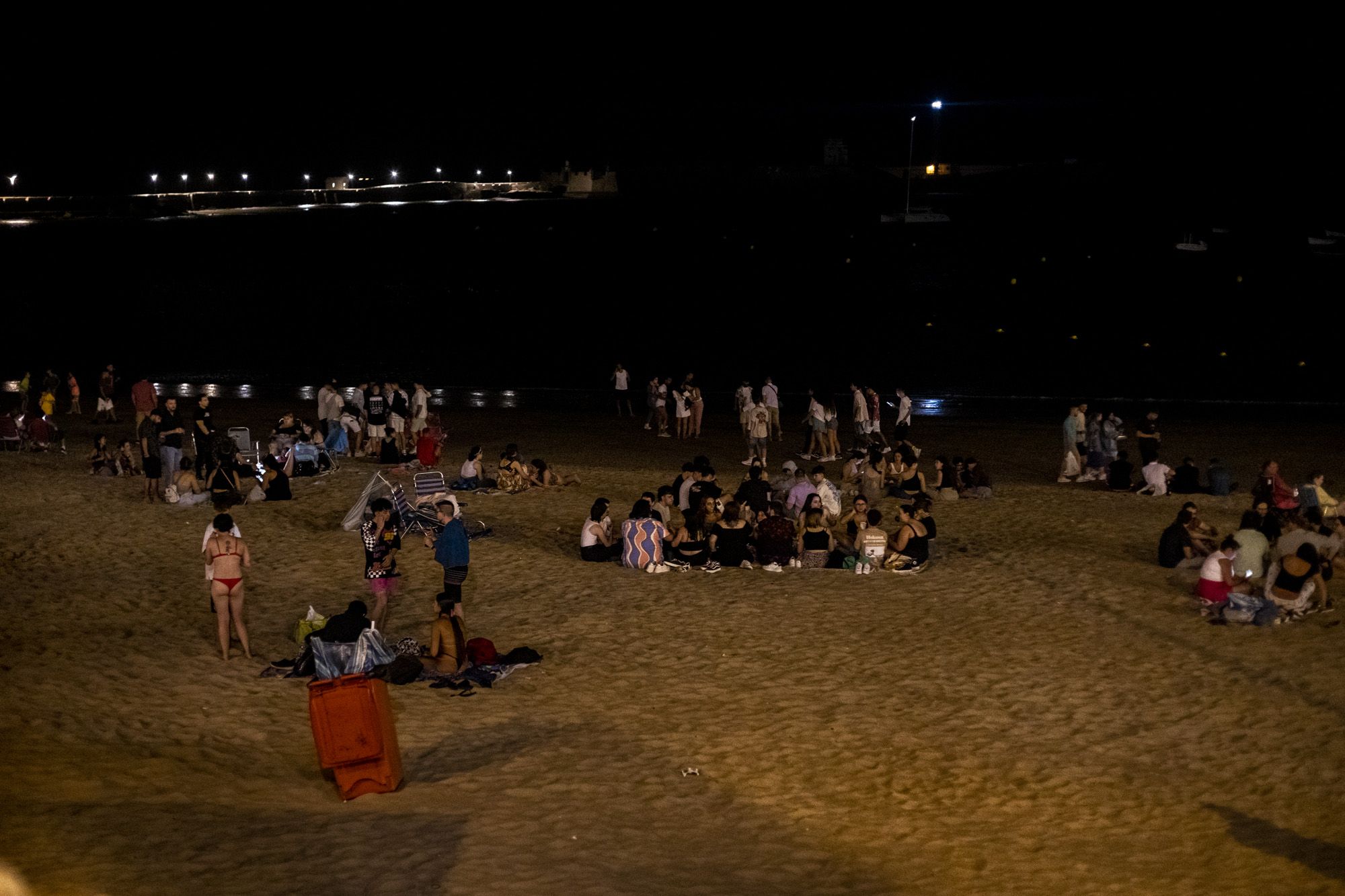 Una playa de Cádiz, abarrotada en una cálida noche de verano.