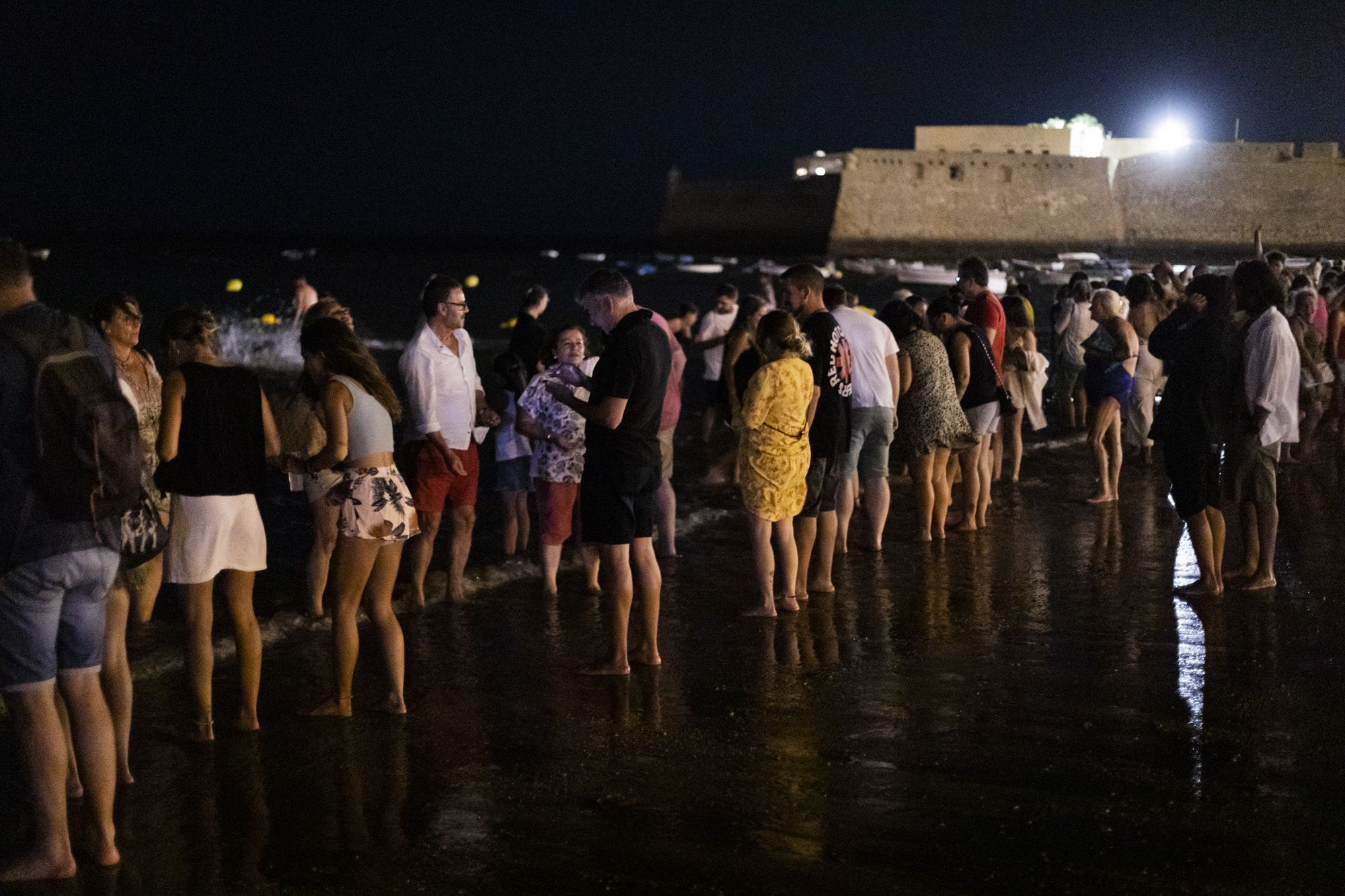 Preparados en La Caleta para saltar las olas a las doce de la noche. Preparados en La Caleta para saltar las olas a las doce de la noche.