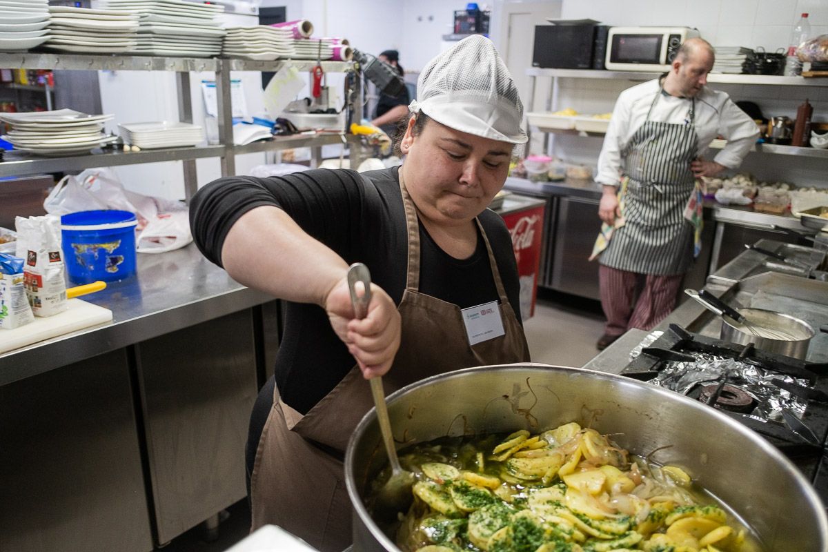 Celia Sánchez, en la cocina de Hermanos Grimaldi. FOTO: MANU GARCÍA