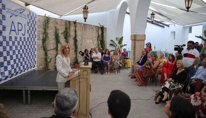 Roxana Sáez, presidenta de la APJ, dirigiéndose a los asistentes al acto.