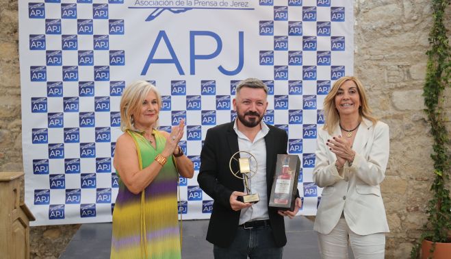 Pedro Espinosa, recogiendo el XI Premio Nacional de Periodismo Juan Andrés García