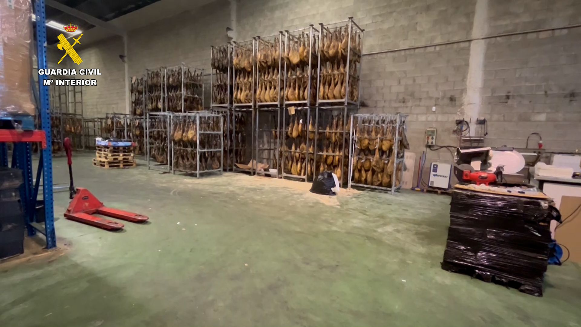 Una parte de los jamones en mal estado que han sido incautados por agentes de la Guardia Civil.