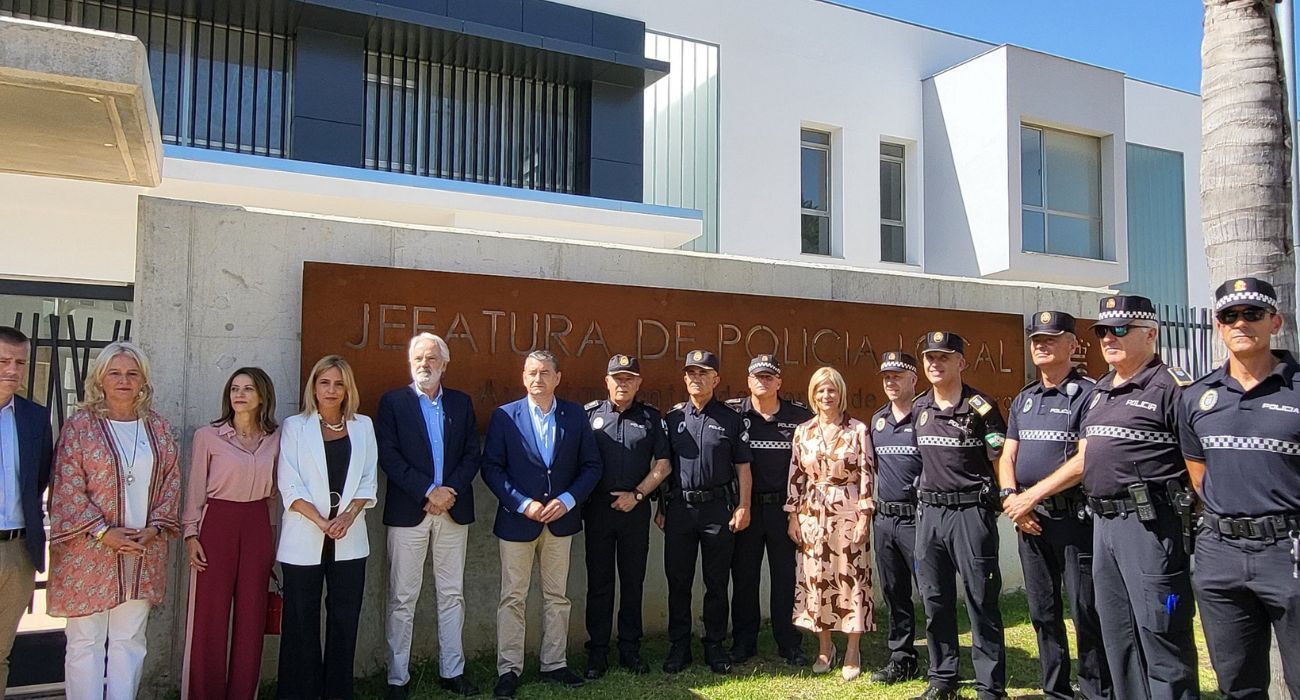 María José García-Pelayo, junto a Antonio Sanz y miembros de su gobierno, en su visita a la nueva Jefatura de Policía Local.