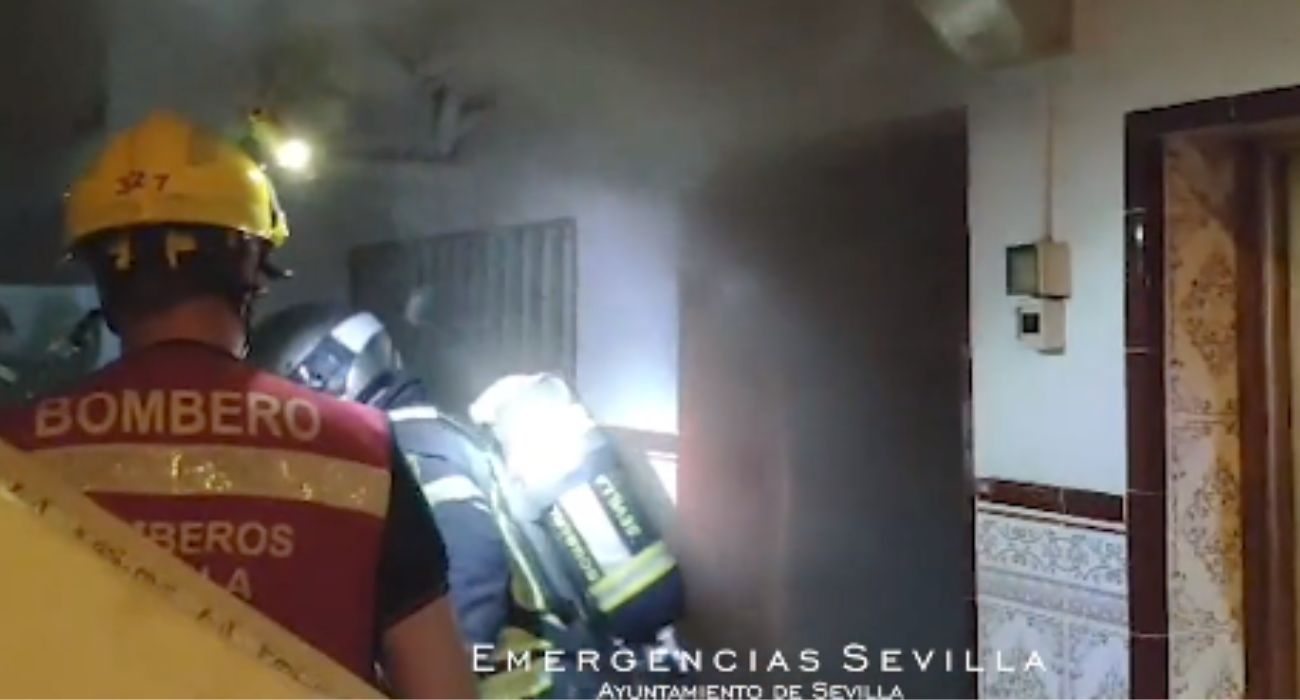 Actuación de Bomberos Sevilla en un incendio.