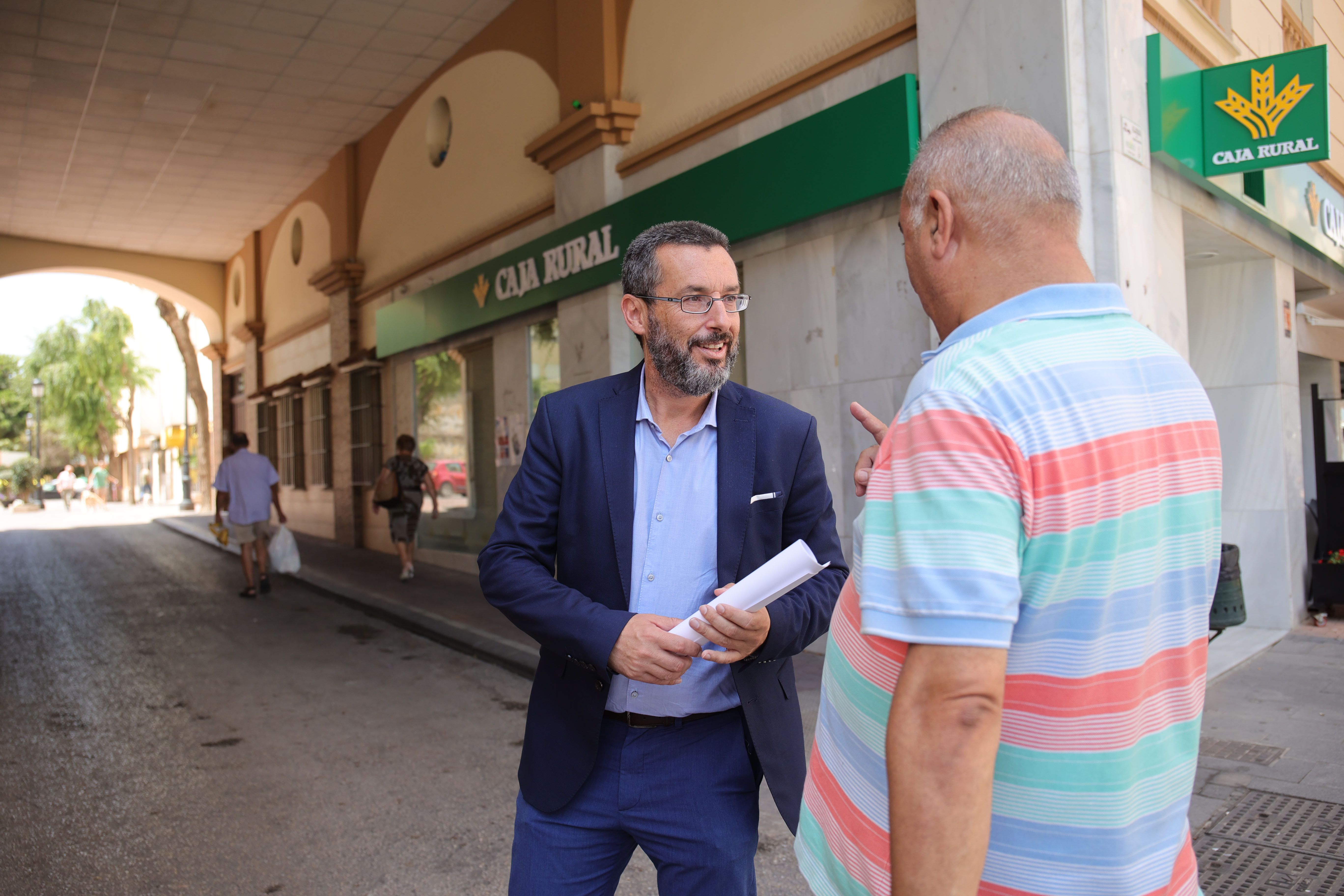 Franco, con el mayor respaldo electoral porcentual en España, habla con un vecino.