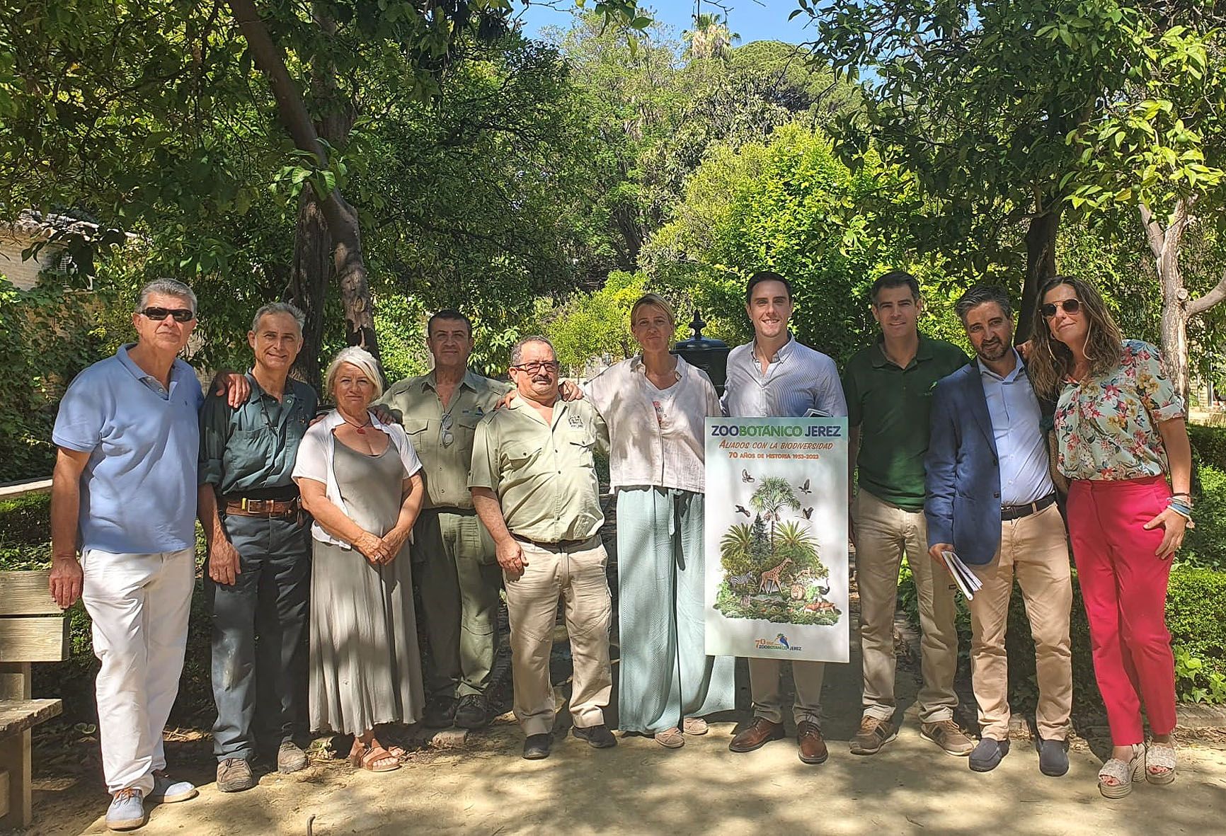 Jaime Espinar y trabajadores del Zoobotánico de Jerez. Jaime Espinar y trabajadores del Zoobotánico de Jerez.