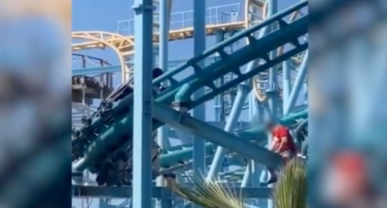 Una de las personas que ha quedado colgando de la montaña rusa tras el accidente.