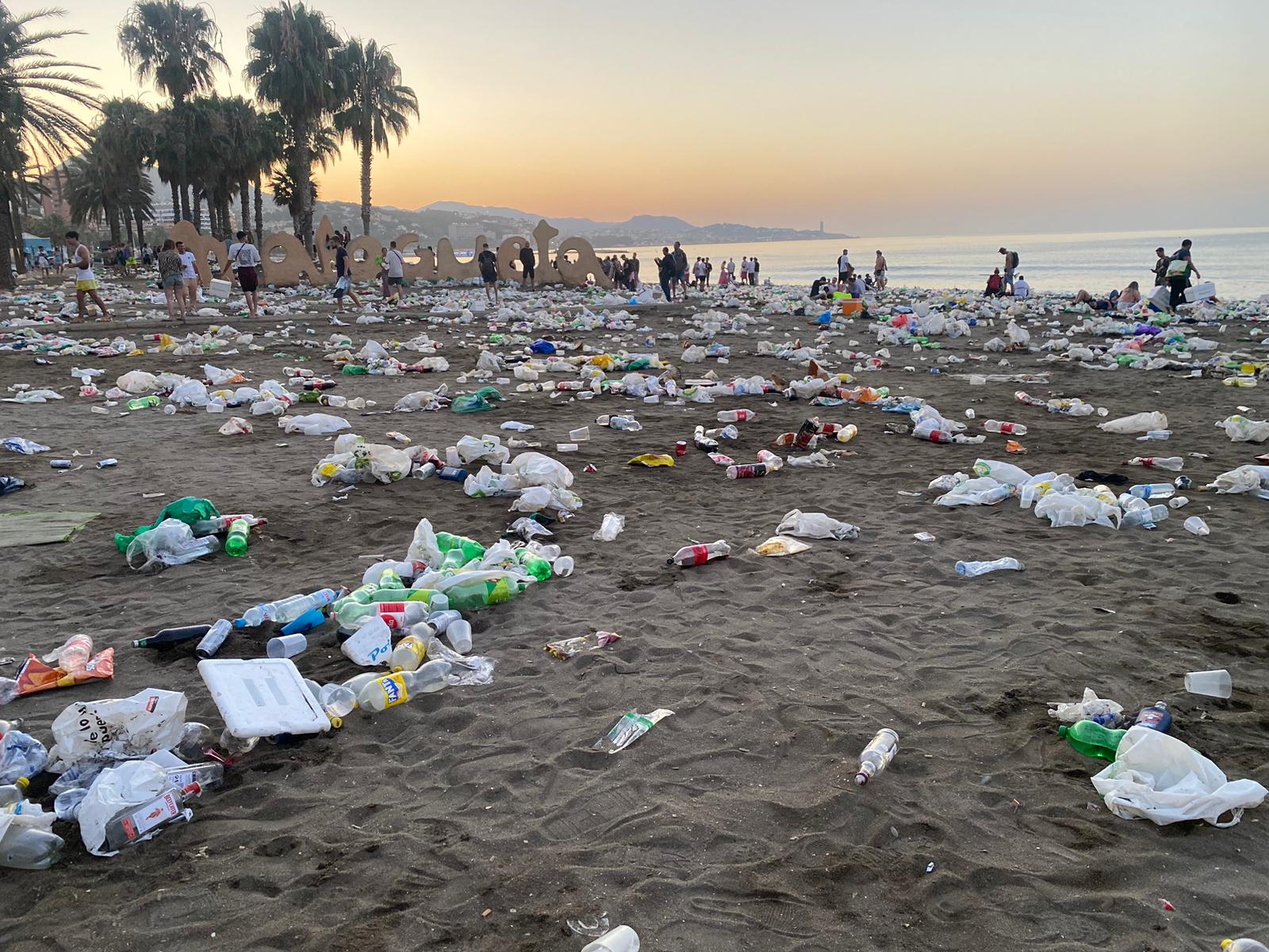 Así quedó la playa de La Malagueta tras la noche de San Juan.