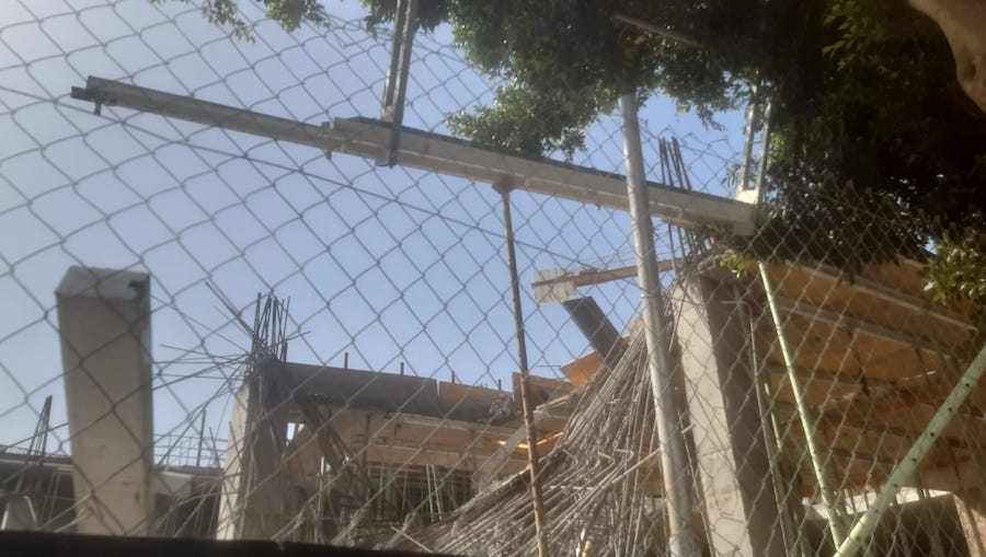 El andamio de la obra, a punto de caerse.