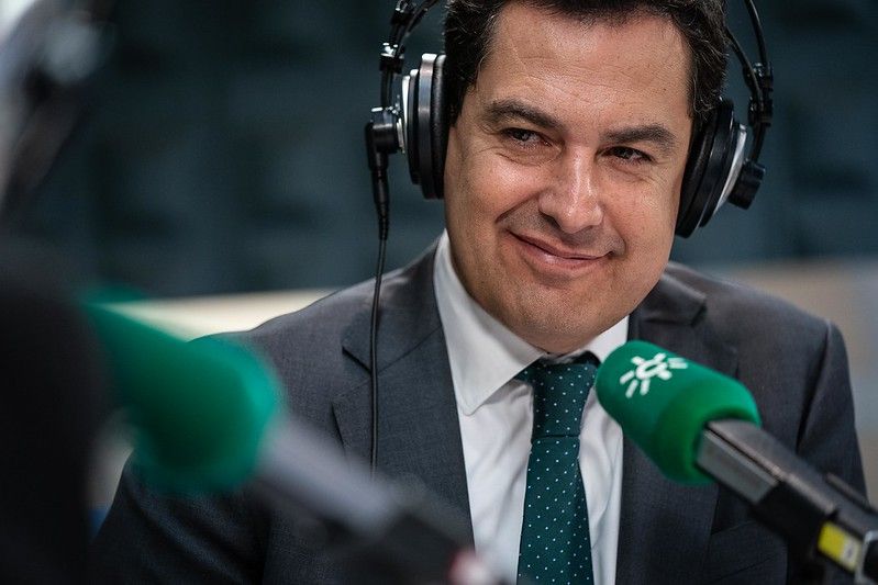 El presidente de la Junta, Juan Manuel Moreno, en una entrevista reciente en Canal Sur Radio.