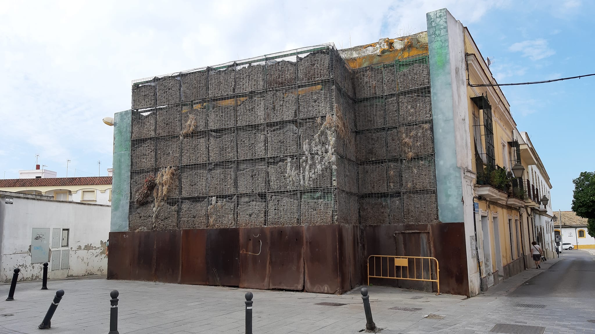 Un abandonado jardín vertical junto al Alcázar y a la parada de los buses turísticos en Jerez.