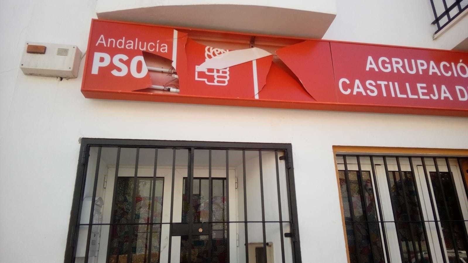 Algunos de los destrozos provocados en la sede del PSOE de Castilleja.