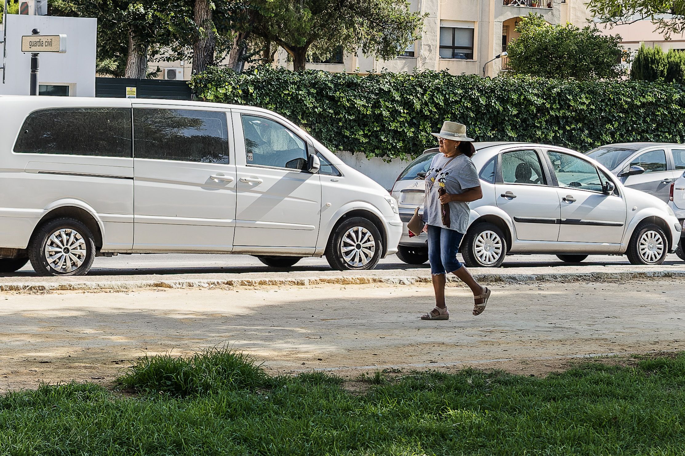 Una persona pasea por Jerez un día soleado en una imagen de archivo. Una persona pasea por Jerez un día soleado en una imagen de archivo.
