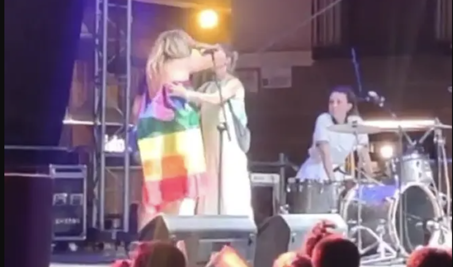 Rocío Saiz, sin camiseta, en el Orgullo de Murcia.