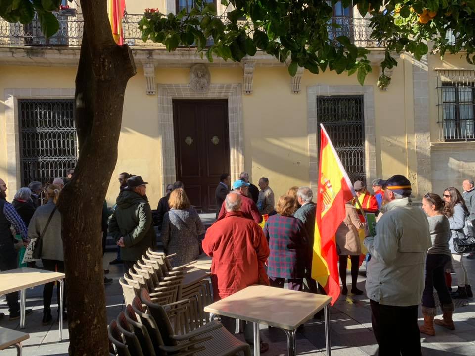 Imagen de la concentración a las puertas del Ayuntamiento, este pasado domingo. FOTO: VOX JEREZ