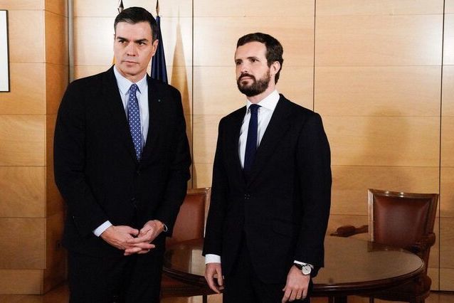 Pedro Sánchez y Pablo Casado, líderes de PSOE y PP, durante una reunión reciente. FOTO: PP