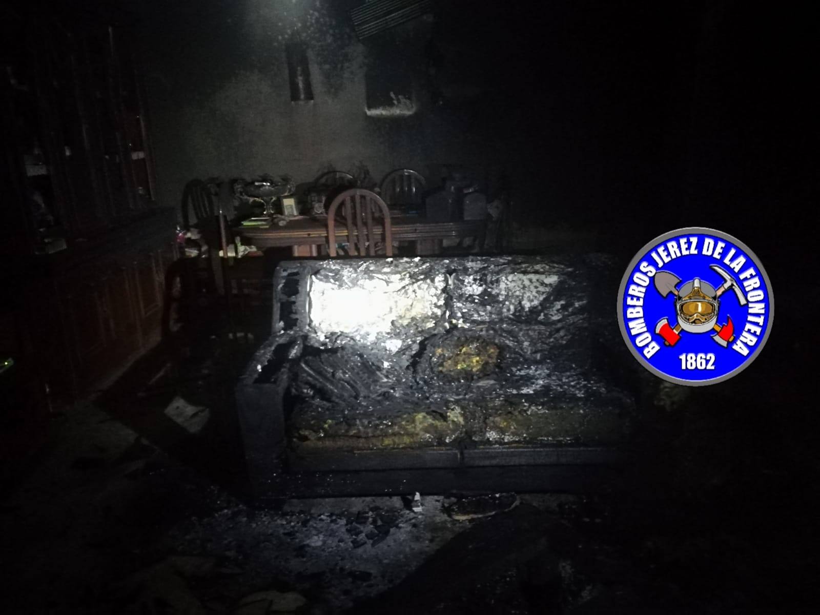 Incendio extinguido en el salón de una vivienda de Mesas de Asta.