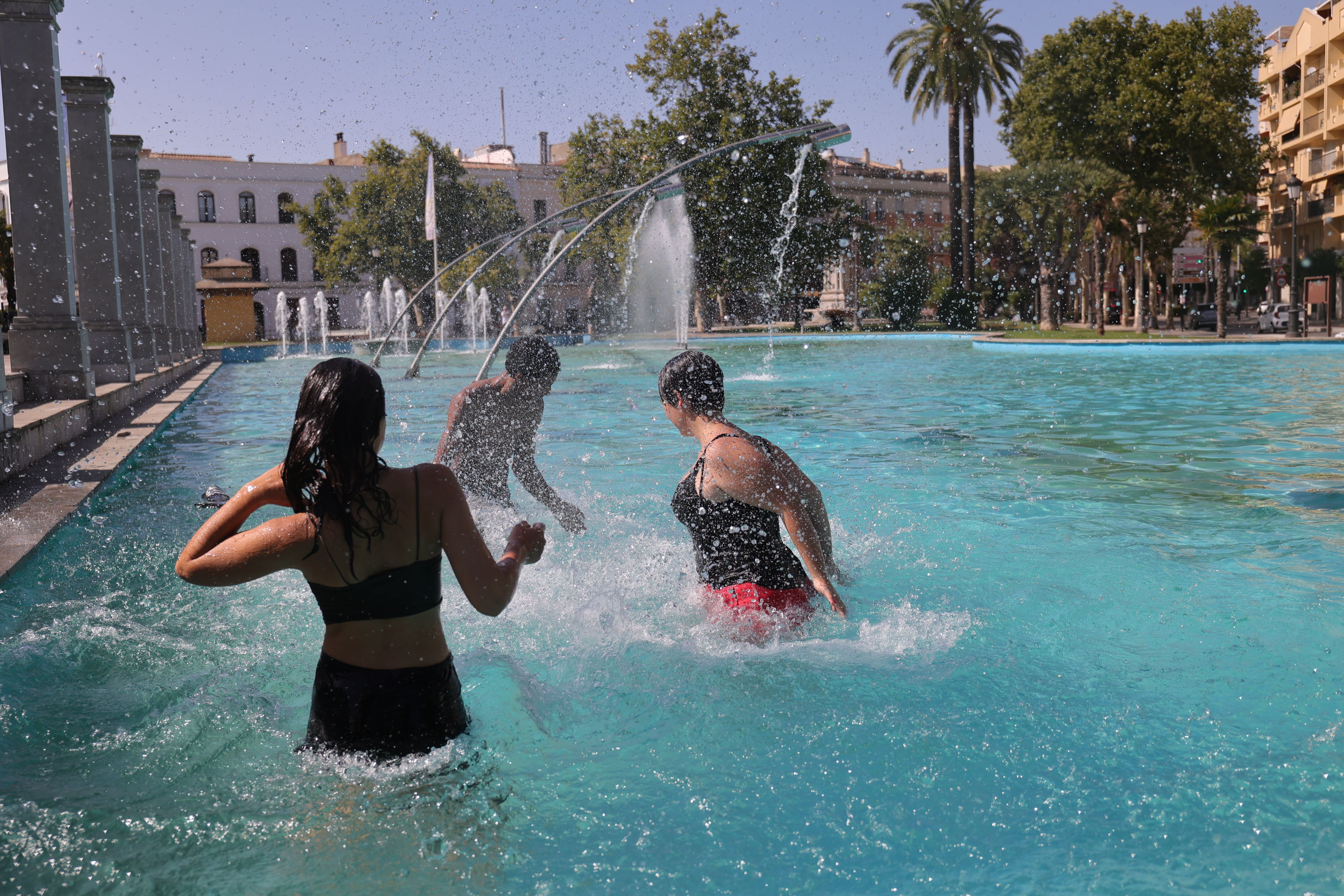 Personas se refrescan en Jerez de las altas temperaturas en una imagen de archivo.