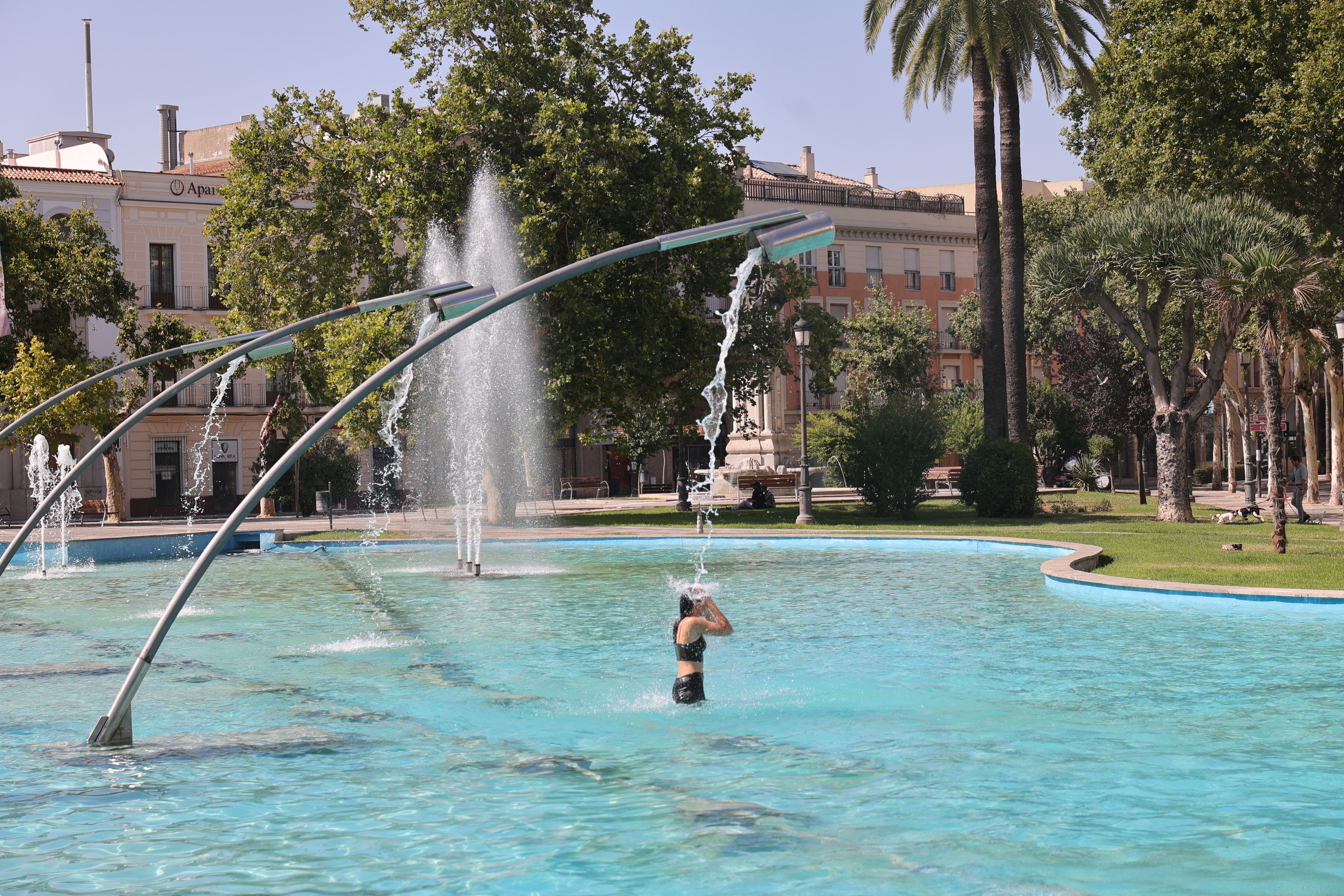 Baño en la fuente del Mamelón de un grupo de jóvenes, este lunes en Jerez. Baño en la fuente del Mamelón de un grupo de jóvenes, este lunes en Jerez.