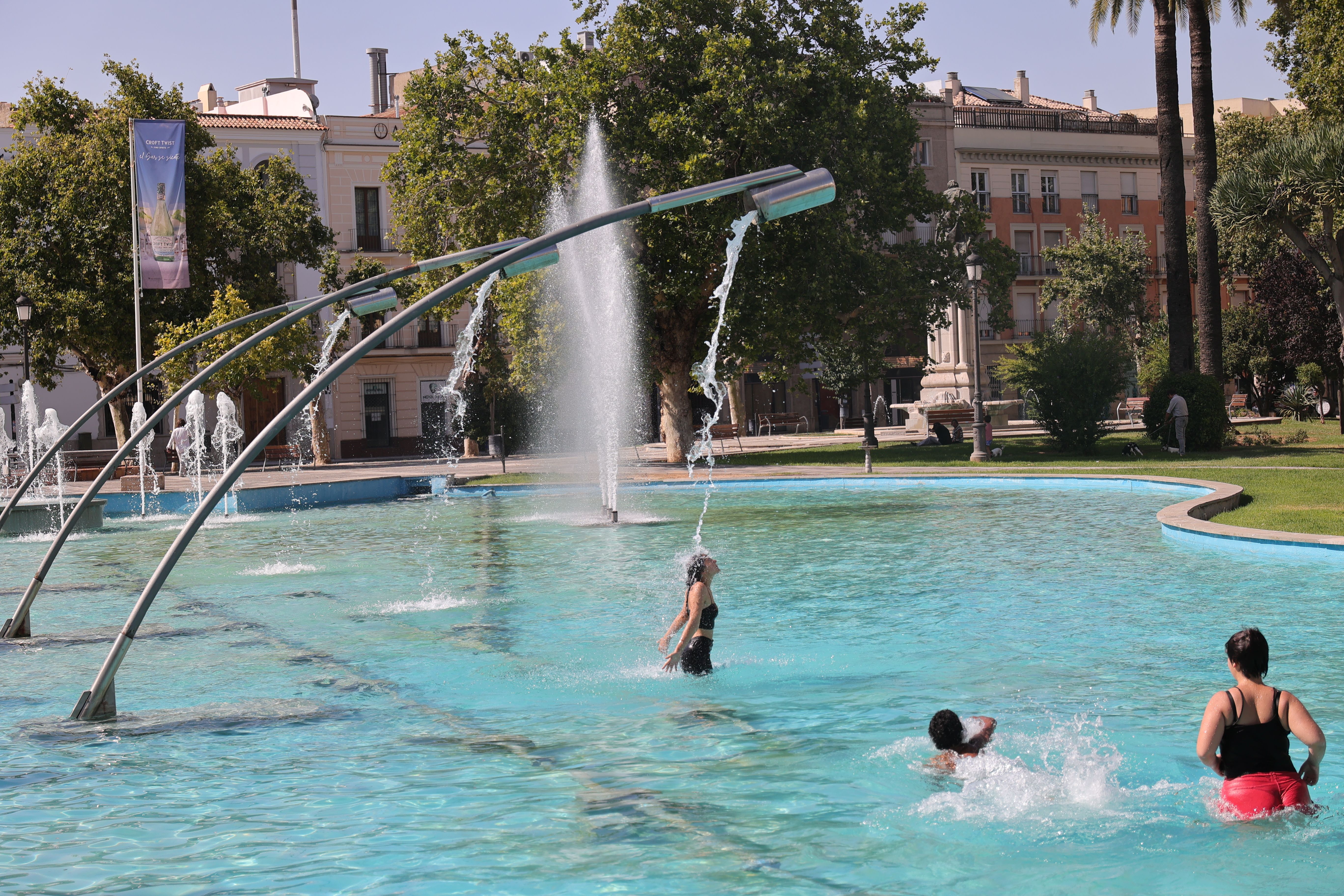 Una mujer se baña en la plaza del Mamelón de Jerez por las altas temperaturas.