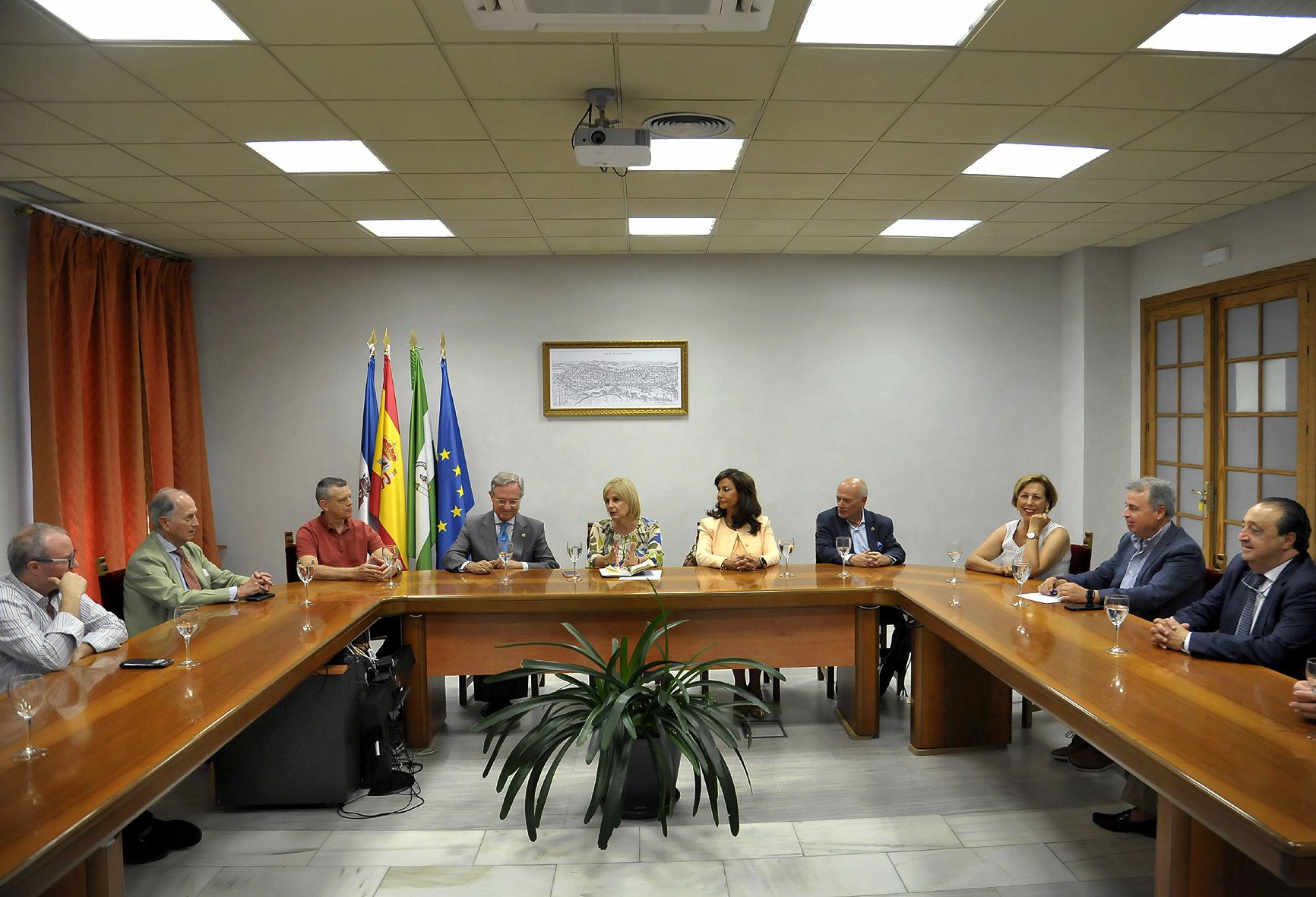 Académicos, la alcaldesa y delegados municipales durante la reunión en el Ayuntamiento.