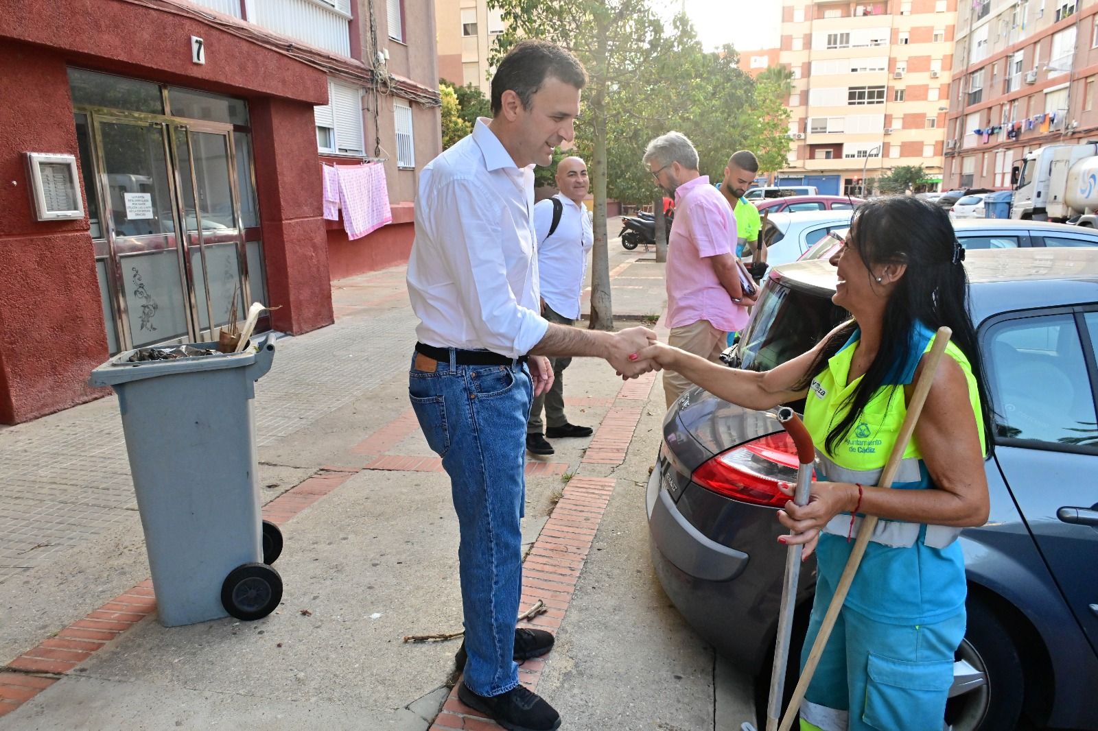 El alcalde saludando a una empleada de la limpieza pública. 