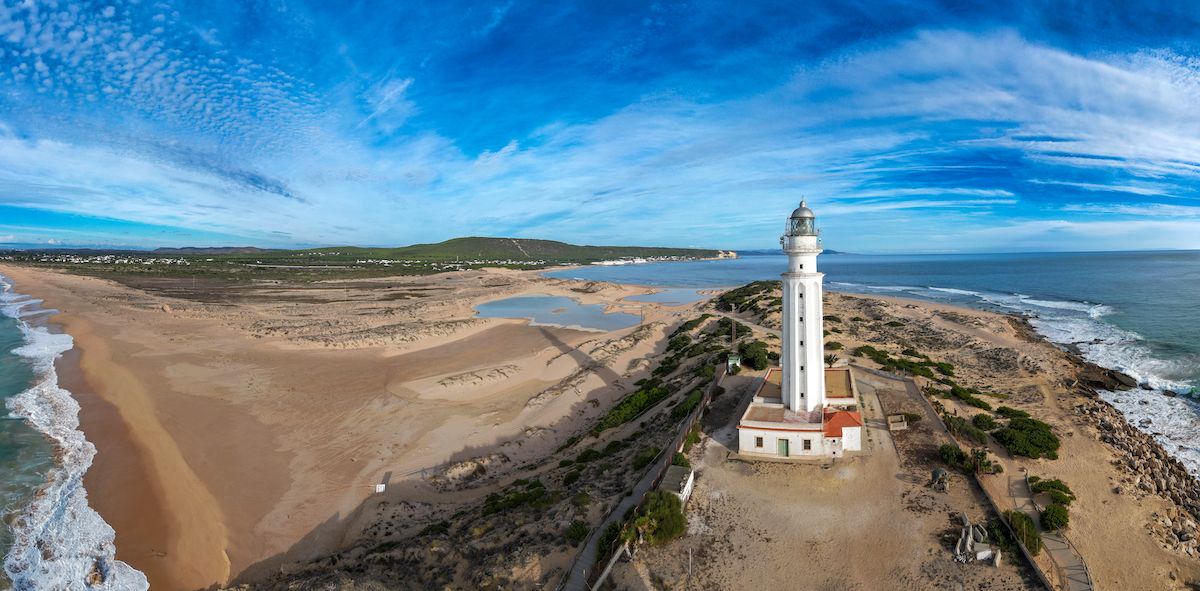 El faro de Trafalgar, uno de los rincones mágicos donde disfrutar del atardecer en la provincia de Cádiz.