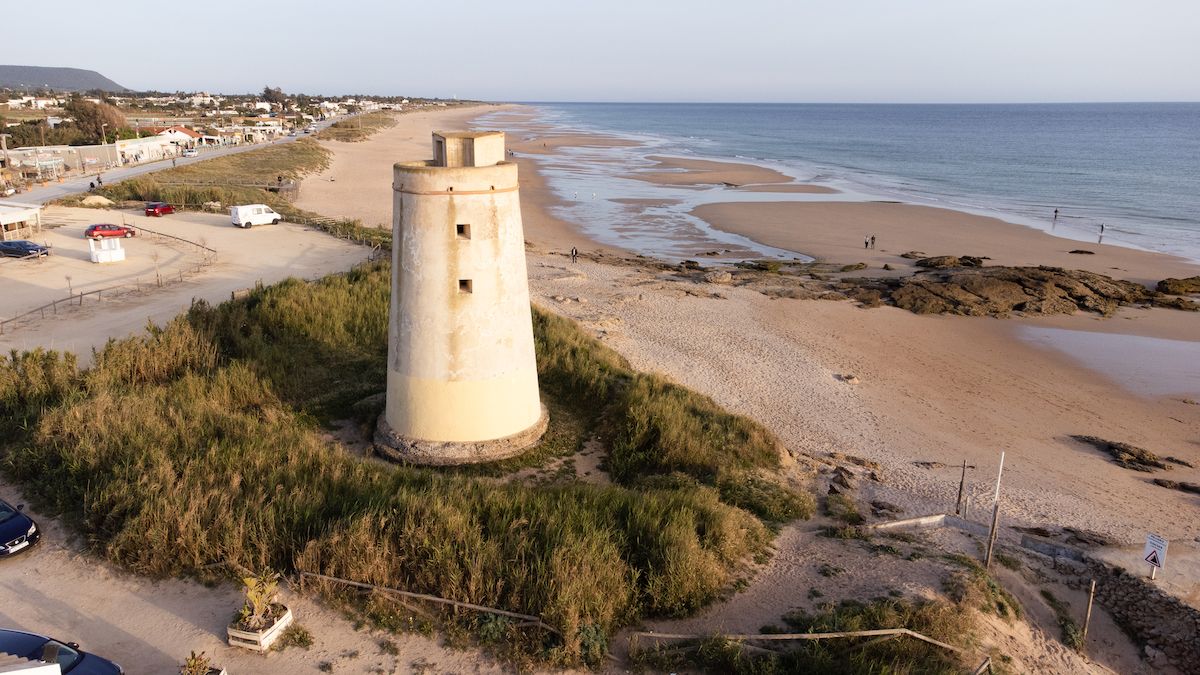 Vista de El Palmar, una playa de Vejer cercada por las construcciones ilegales.