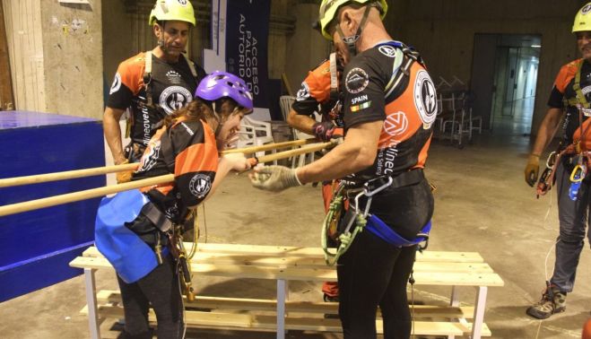 Alma, con el material que han adaptado para ella.