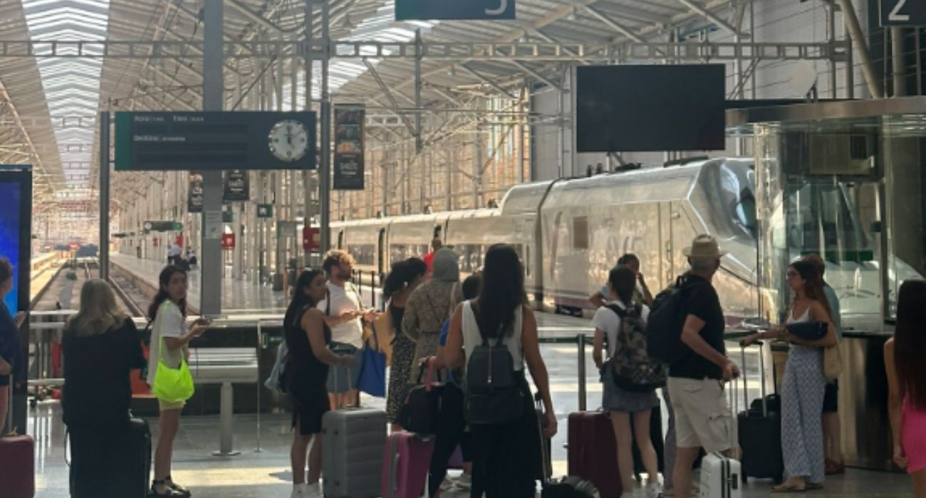 Pasajeros esperan el tren en la estación de Málaga para poder desplazarse a Madrid.