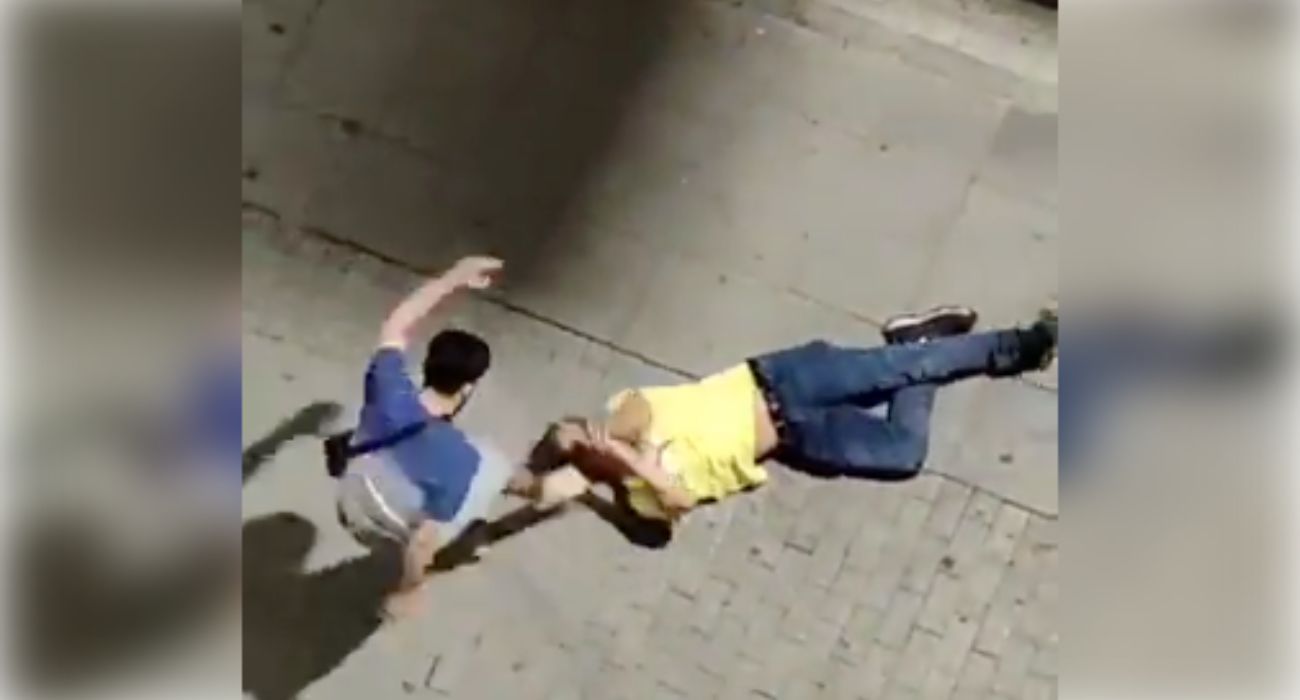 Momento de la brutal agresión en mitad de la calle.