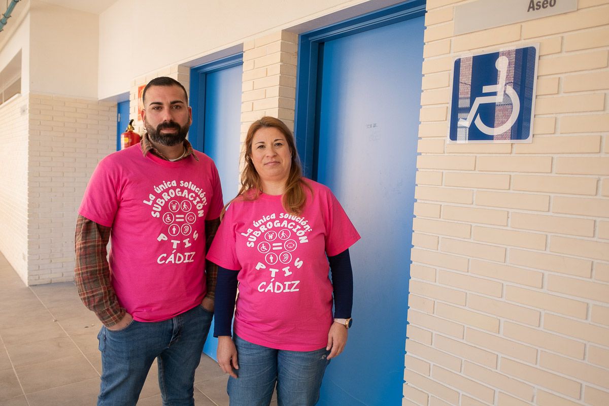 Víctor Pulido y María Jesús Martín, dos de los PTIS (Personal Técnico de Integración Social) de Andalucía que temen por su futuro. FOTO: MANU GARCÍA