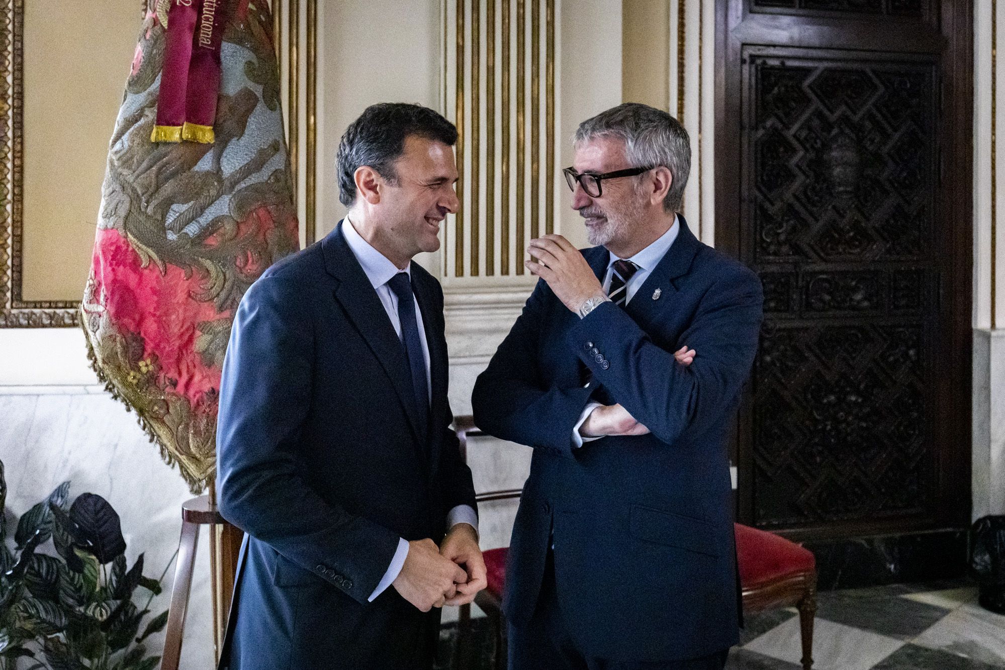 Alcalde y rector conversan al inicio de su reunión oficial en el Ayuntamiento de Cádiz.