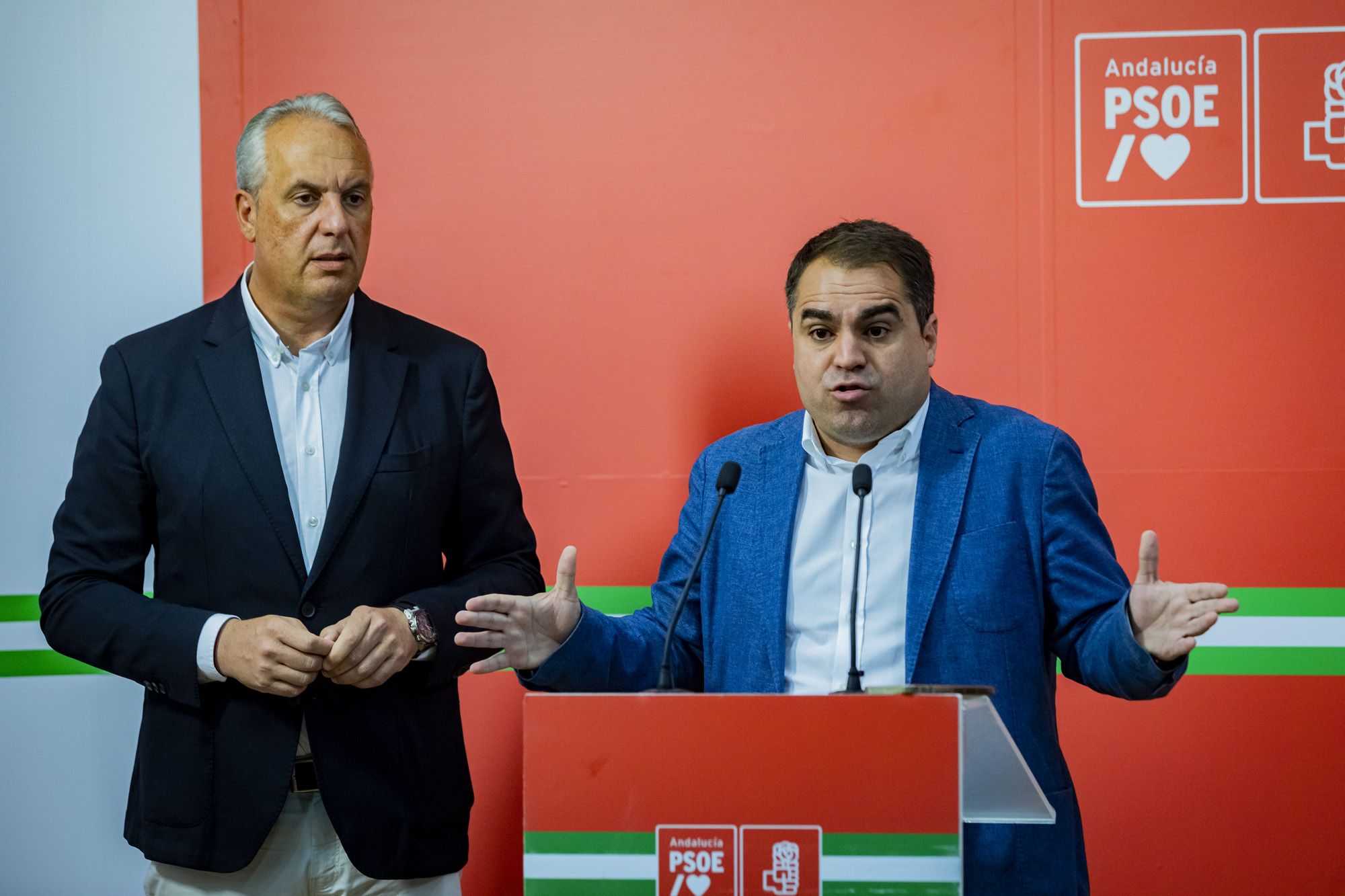 Juan Cornejo, este martes junto a Ruiz Boix en la sede provincial del PSOE.