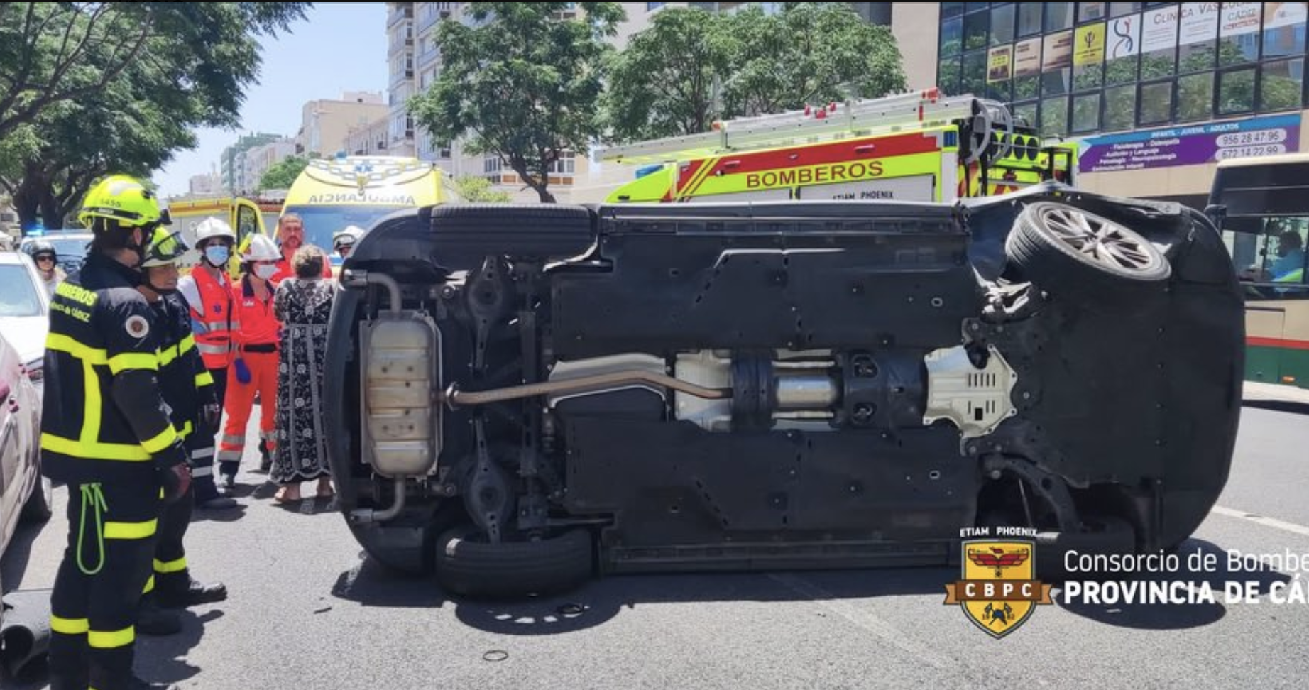 Rescatan a una mujer al volcar un coche en mitad de la Avenida en Cádiz.
