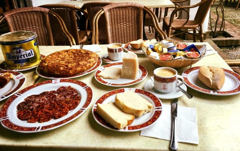 Vista de la mesa buffet para desayunos en Las Grullas en Benalup.