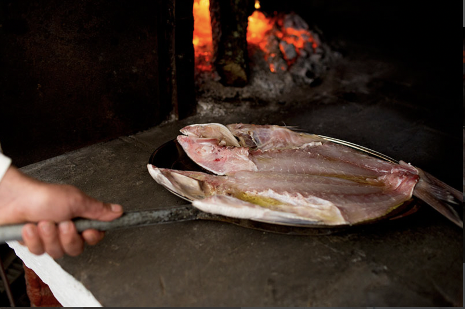 Preparando un pescado al horno en 'La Sal' en Zahara de los Atunes. 