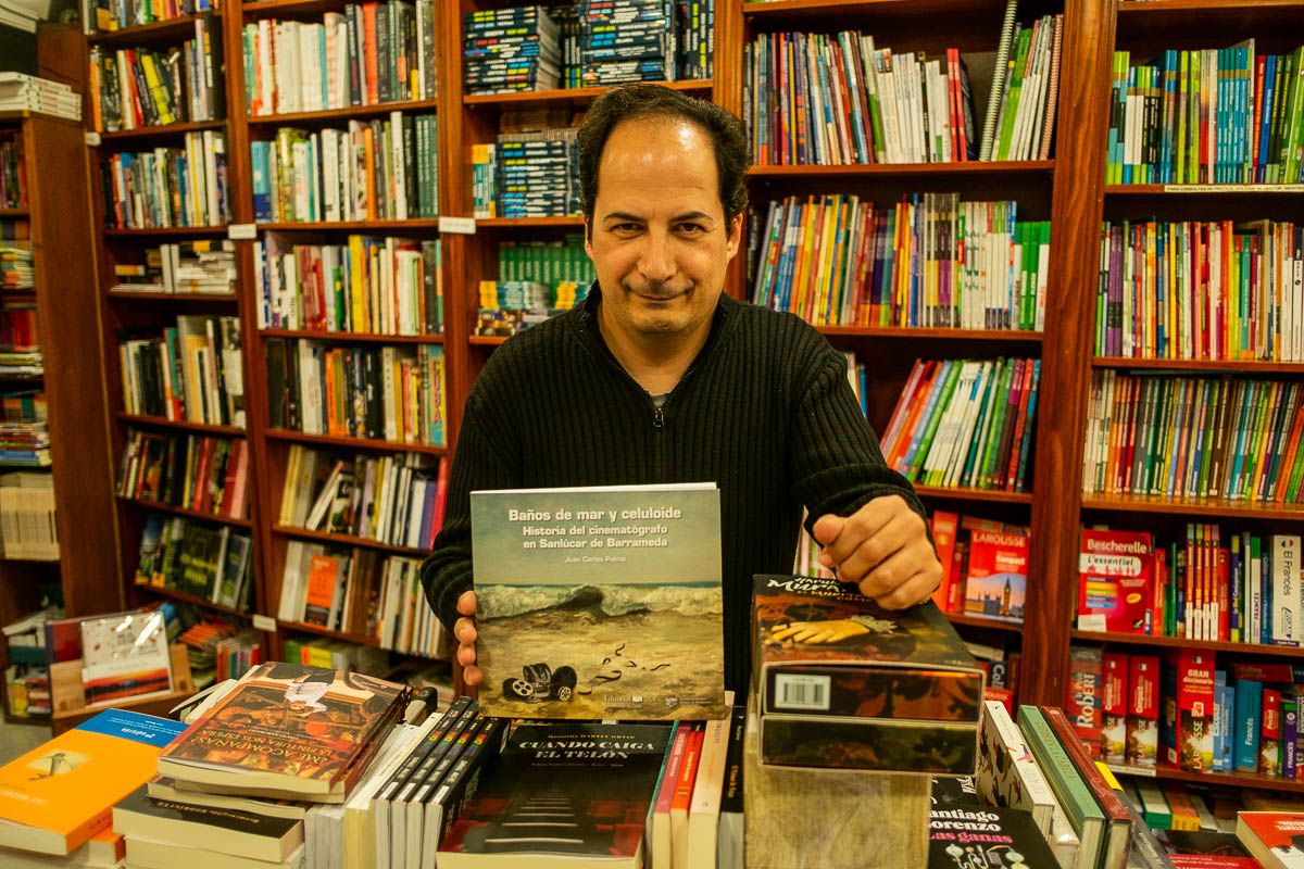 Juan Carlos Palma posa con su nueva obra, antes del encuentro con lavozdelsur.es, en La Luna Nueva. FOTO: MANU GARCÍA