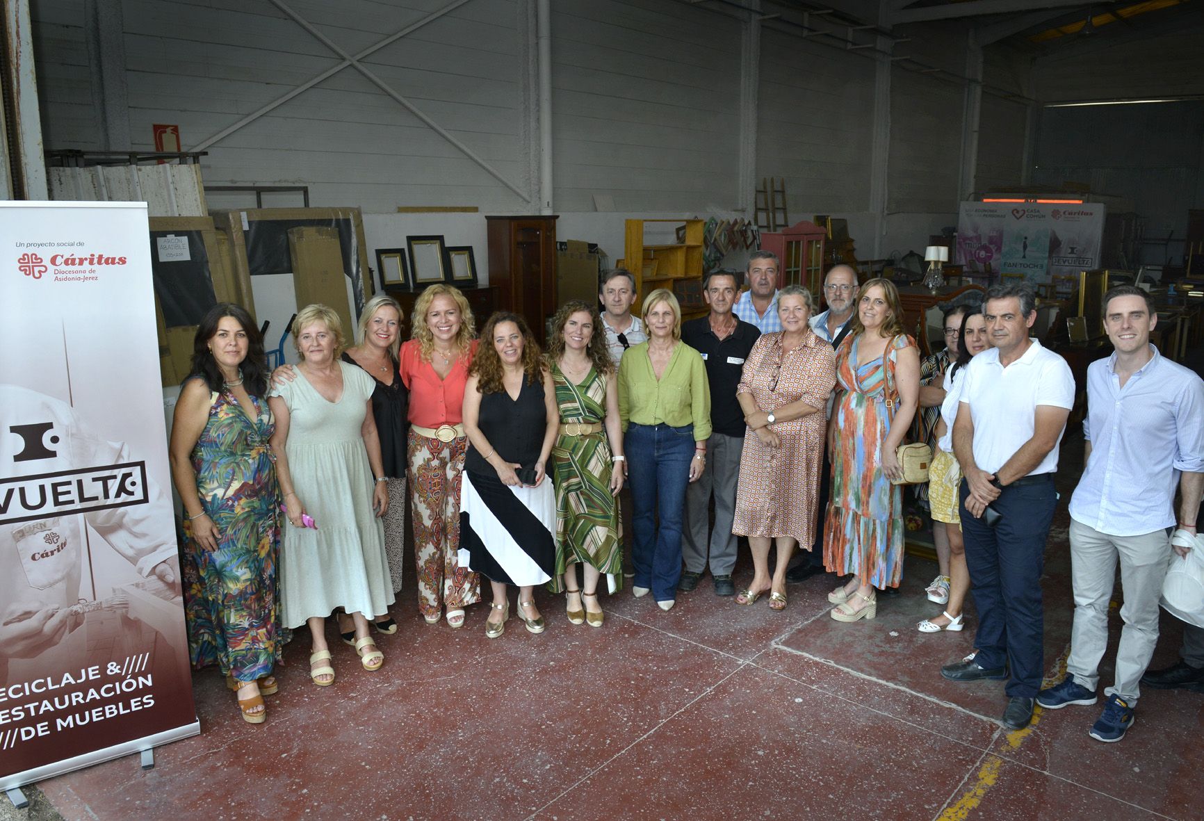 La alcaldesa, delegados y responsables de Cáritas en el Mercadillo Solidario.