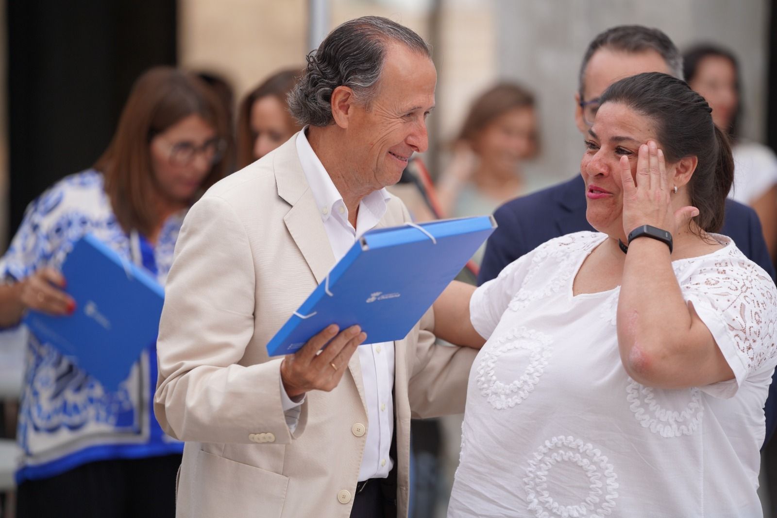 El alcalde Román entregando la documentación a una emocionada nueva propietaria. 