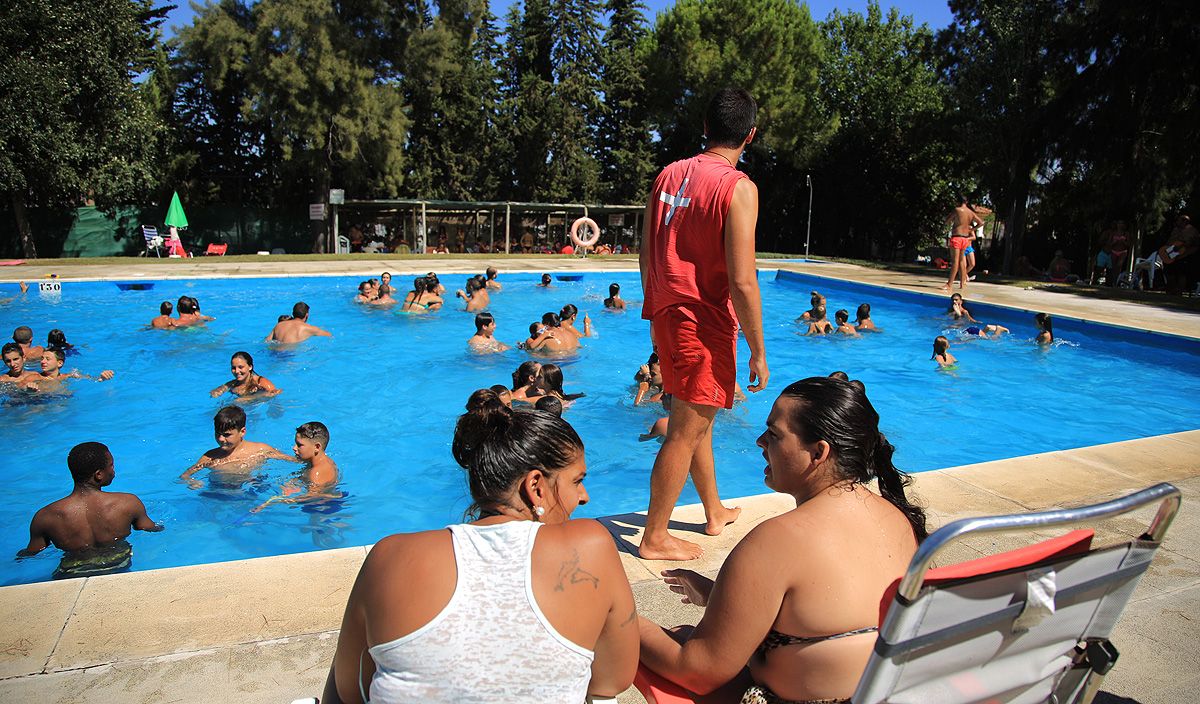 Personas disfrutando de un baño en una piscina, en una imagen retrospectiva. FOTO: JUAN CARLOS TORO